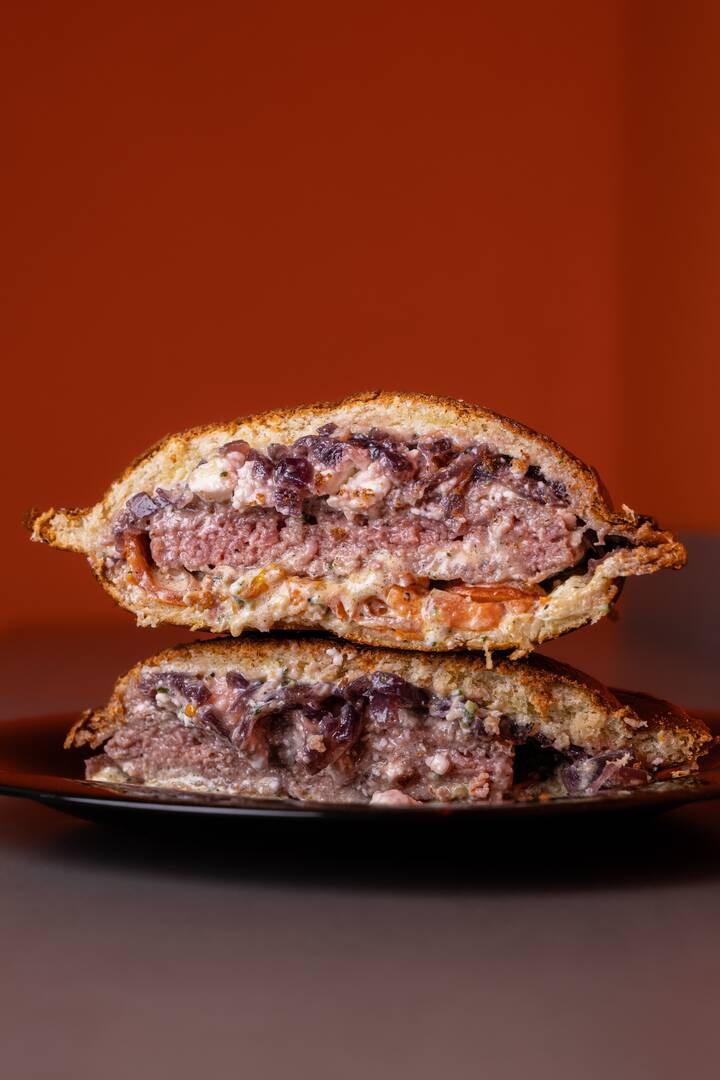 Hamburguesa Neptuno — ternera, feta, cebolla caramelizada, salsa tzatziki — Cosmo Burger Barcelona