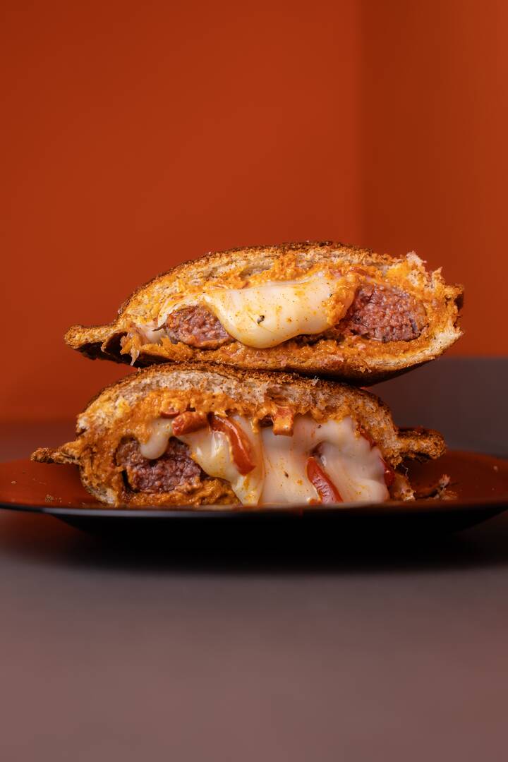 Hamburguesa Saturno — ternera, queso ahumado, pimientos asados — Cosmo Burger Barcelona