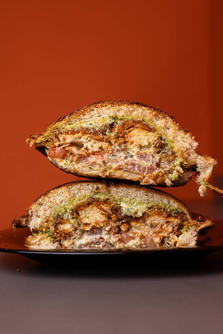 Hamburguesa Tierra — pollo rebozado crujiente, cheddar, pepinillos, salsa tártara — Cosmo Burger Barcelona
