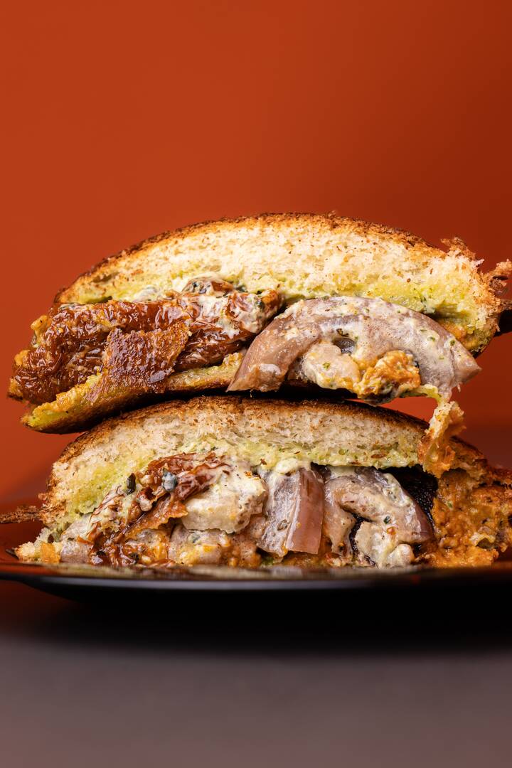 Hamburguesa Venus vegetariana — garbanzos, berenjenas, mayonesa de albahaca — Cosmo Burger Barcelona