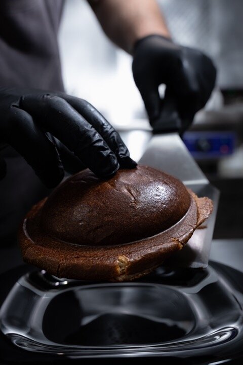 Preparación artesanal del pan de hamburguesa — Cosmo Burger Barcelona